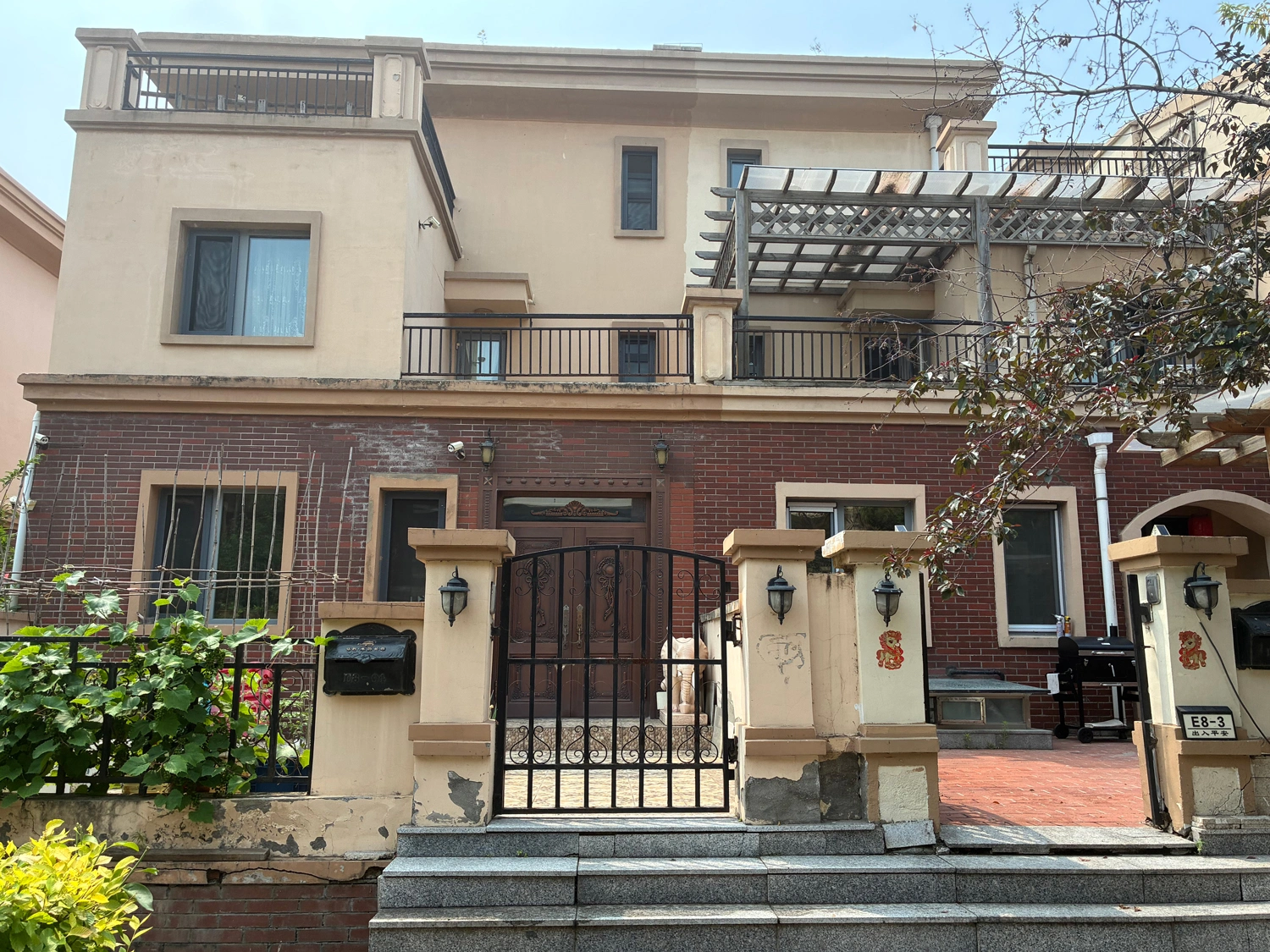 Building housing LVS Expert's office in China